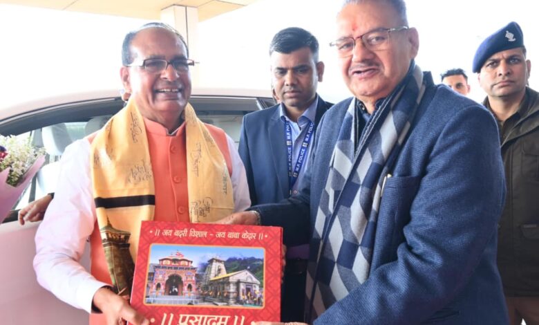 जॉलीग्रांट एयर पोर्ट पर केंद्रीय कृषि मंत्री शिवराज सिंह चौहान का उत्तराखण्ड आगमन पर कृषि मंत्री गणेश जोशी ने किया स्वागत