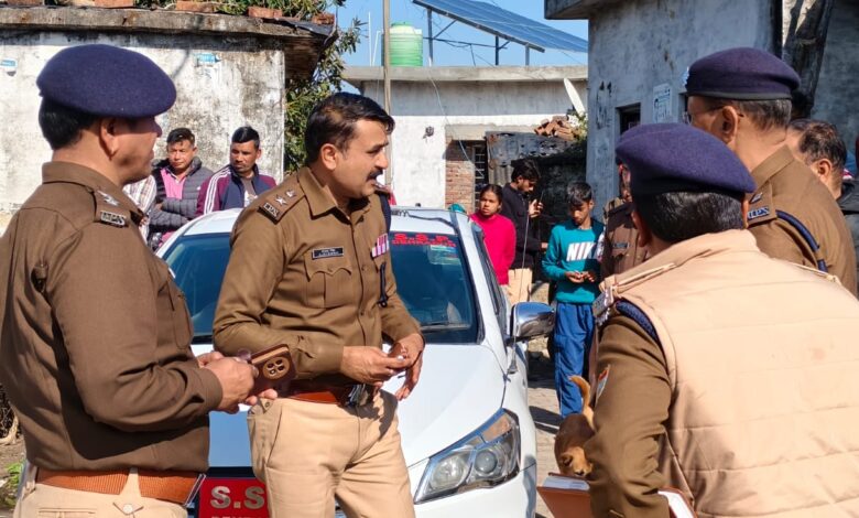 सड़क किनारे झाडियों में मिला युवती का शव