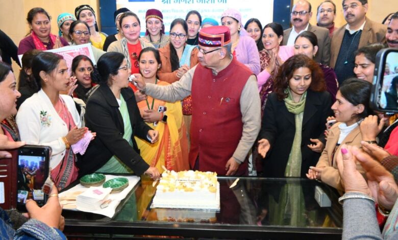 ग्राम्य विकास मंत्री गणेश जोशी ने स्वयं सहायता समूह की महिलाओं को श्रम-न्यूनीकरण उपकरण एवं पशु सखियों को स्मार्टफोन किए वितरित