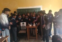 डीएवी इंटर कॉलेज करनपुर में पूर्व छात्र कैबिनेट मंत्री गणेश जोशी ने छात्राओं को भेंट किए 400 फर्नीचर सेट