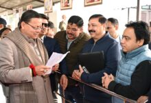 सीएम ने लोहियाहेड व हेलीपेड में जनप्रतिनिधियों व जनता से मुलाकात कर जनसमस्याएं सुनी