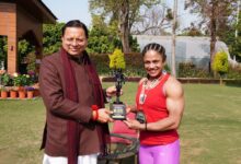 मुख्यमंत्री धामी ने बॉडी  बिल्डर प्रतिभा थपलियाल को किया सम्मानित