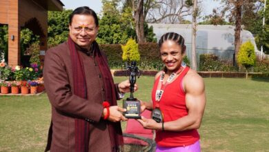 मुख्यमंत्री धामी ने बॉडी  बिल्डर प्रतिभा थपलियाल को किया सम्मानित