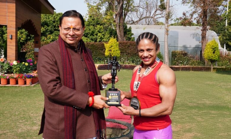 मुख्यमंत्री धामी ने बॉडी  बिल्डर प्रतिभा थपलियाल को किया सम्मानित