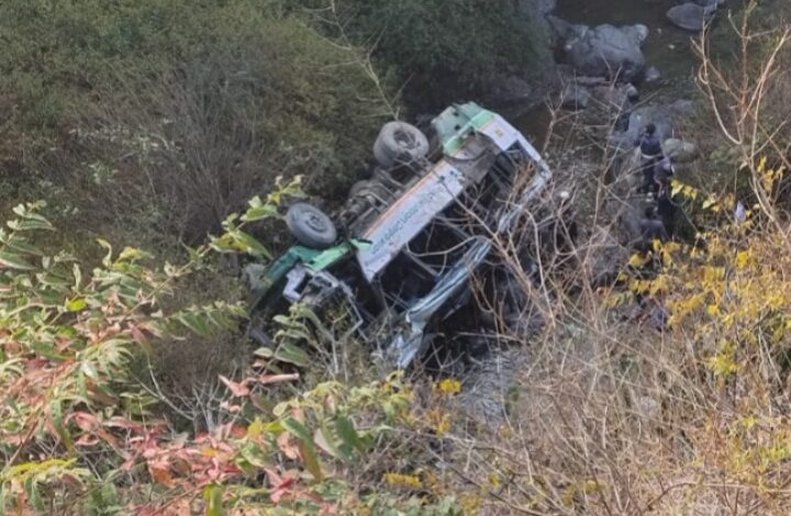 खाई में गिरी बस, तीन लोगों की मौत, 30 से अधिक घायल