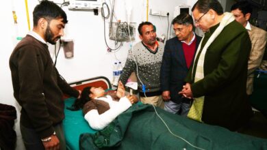 क्वानू–मीनस मोटर मार्ग दुर्घटना में घायल यात्रियों का हाल पूछने दून अस्पताल पहुँचे मुख्यमंत्री धामी