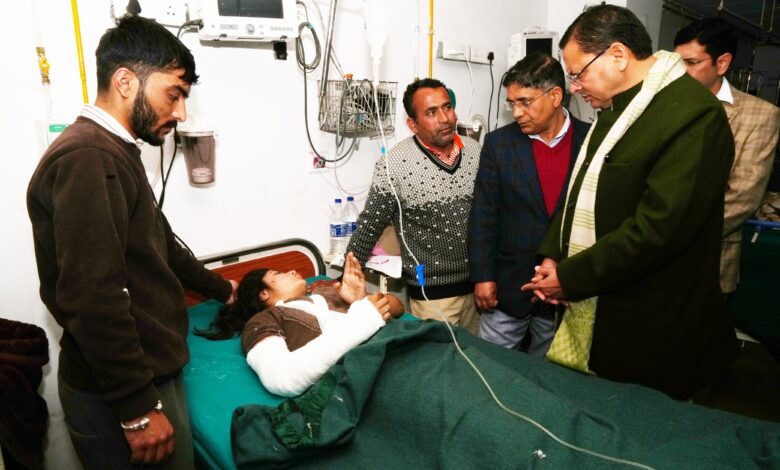 क्वानू–मीनस मोटर मार्ग दुर्घटना में घायल यात्रियों का हाल पूछने दून अस्पताल पहुँचे मुख्यमंत्री धामी