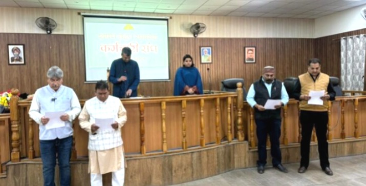 मेयर सौरभ थपलियाल ने कर्मचारी संगठनों के नवनिर्वाचित पदाधिकारियों को दिलाई शपथ मेयर सौरभ थपलियाल ने कर्मचारी संगठनों के नवनिर्वाचित पदाधिकारियों को दिलाई शपथ
