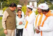 मुख्यमंत्री धामी को चम्पावत से आए होल्यारों ने दी होली की शुभकामनाएं