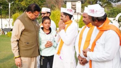 मुख्यमंत्री धामी को चम्पावत से आए होल्यारों ने दी होली की शुभकामनाएं मुख्यमंत्री धामी को चम्पावत से आए होल्यारों ने दी होली की शुभकामनाएं