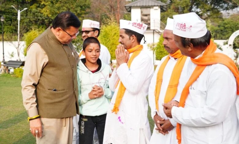 मुख्यमंत्री धामी को चम्पावत से आए होल्यारों ने दी होली की शुभकामनाएं
