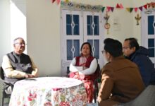 शासकीय आवास में मसूरी की पार्किंग व्यवस्था एवं वेंडर जोन निर्माण को लेकर कैबिनेट मंत्री गणेश जोशी ने की बैठक