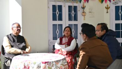 शासकीय आवास में मसूरी की पार्किंग व्यवस्था एवं वेंडर जोन निर्माण को लेकर कैबिनेट मंत्री गणेश जोशी ने की बैठक