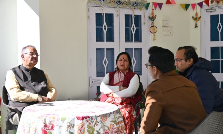 शासकीय आवास में मसूरी की पार्किंग व्यवस्था एवं वेंडर जोन निर्माण को लेकर कैबिनेट मंत्री गणेश जोशी ने की बैठक