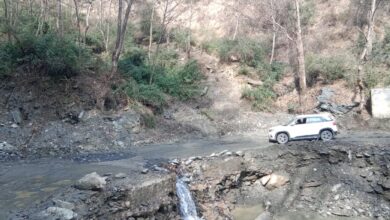 दर्जनों गांवों को जोड़ने वाला रानों – सरमोला सम्पर्क मोटर मार्ग की स्थिति दयनीय, पीएमजीएसवाई नहीं दे रहा ध्यान