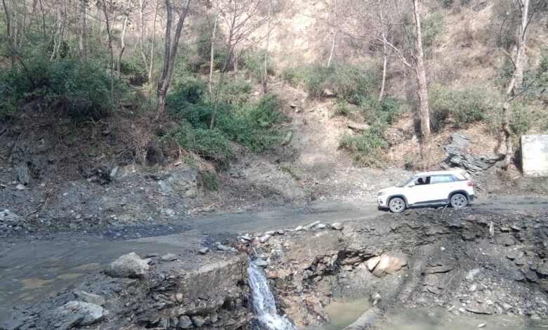 दर्जनों गांवों को जोड़ने वाला रानों – सरमोला सम्पर्क मोटर मार्ग की स्थिति दयनीय, पीएमजीएसवाई नहीं दे रहा ध्यान