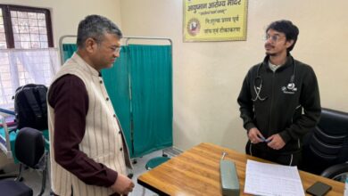 महापौर सौरभ थपलियाल ने सेहरी आयुष्मान आरोग्य मंदिर (डिस्पेंसरी) का किया निरीक्षण