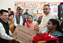 ग्राम्य विकास मंत्री गणेश जोशी ने किसानों एवं स्थानीय लोगों से संवाद कर सरकार की ग्रामीण रोजगार नीति की जानकारी दी