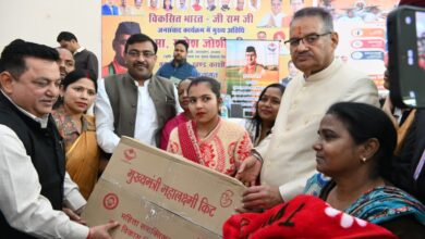 ग्राम्य विकास मंत्री गणेश जोशी ने किसानों एवं स्थानीय लोगों से संवाद कर सरकार की ग्रामीण रोजगार नीति की जानकारी दी