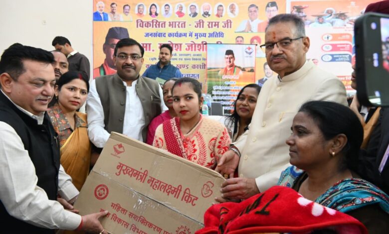 ग्राम्य विकास मंत्री गणेश जोशी ने किसानों एवं स्थानीय लोगों से संवाद कर सरकार की ग्रामीण रोजगार नीति की जानकारी दी