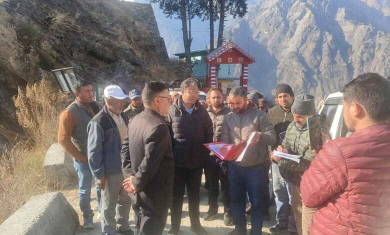 जिलाधिकारी गौरव कुमार ने किया सेलंग सलूड़ डुंग्रा मोटर मार्ग का निरीक्षण जिलाधिकारी गौरव कुमार ने किया सेलंग सलूड़ डुंग्रा मोटर मार्ग का निरीक्षण