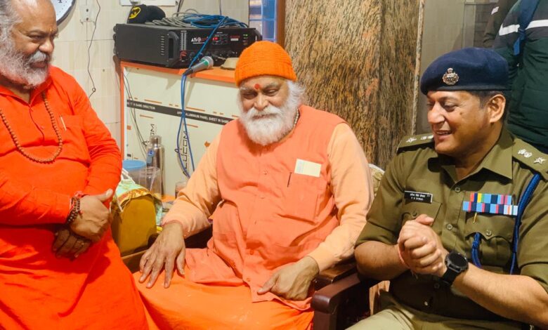 महाशिवरात्रि पर्व के अवसर पर एसएसपी देहरादून द्वारा टपकेश्वर मंदिर का भ्रमण कर लिया सुरक्षा व्यवस्थाओं का जायजा