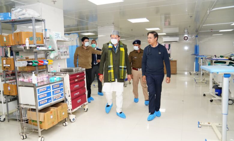 देर रात दून मेडिकल कॉलेज चिकित्सालय पहुंचे मुख्यमंत्री, बोले-स्वास्थ्य सेवाओं में लापरवाही बर्दाश्त नहीं