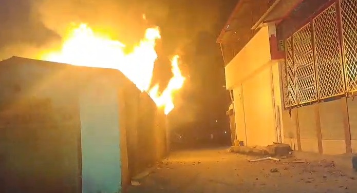 फर्नीचर वर्कशॉप में लगी भीषण आग