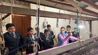 एडीफाई वर्ल्ड स्कूल के छात्र-छात्राओं ने सीखें हथकरघा एवं हस्तशिल्प की बारीकियां एडीफाई वर्ल्ड स्कूल के छात्र-छात्राओं ने सीखें हथकरघा एवं हस्तशिल्प की बारीकियां