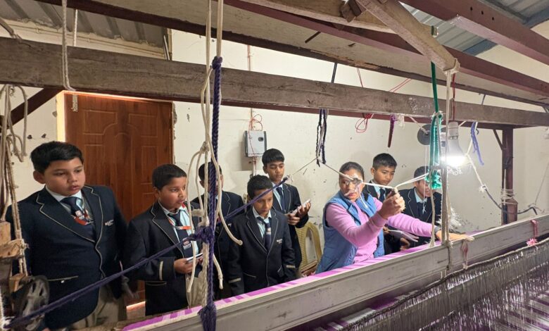 एडीफाई वर्ल्ड स्कूल के छात्र-छात्राओं ने सीखें हथकरघा एवं हस्तशिल्प की बारीकियां