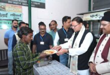 हल्द्वानी में थाल सेवा में शामिल हुए मुख्यमंत्री धामी, जरूरतमंदों को स्वयं परोसा भोजन हल्द्वानी में थाल सेवा में शामिल हुए मुख्यमंत्री धामी, जरूरतमंदों को स्वयं परोसा भोजन