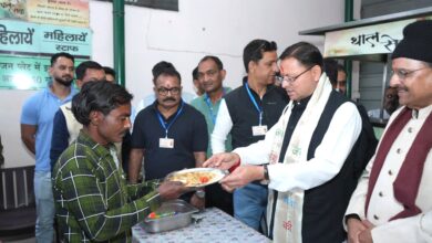 हल्द्वानी में थाल सेवा में शामिल हुए मुख्यमंत्री धामी, जरूरतमंदों को स्वयं परोसा भोजन हल्द्वानी में थाल सेवा में शामिल हुए मुख्यमंत्री धामी, जरूरतमंदों को स्वयं परोसा भोजन