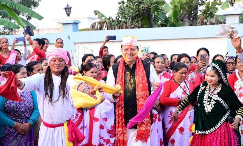 सीएम के निजी आवास में पारंपरिक हर्षोल्लास के साथ मनाया गया होली पर्व सीएम के निजी आवास में पारंपरिक हर्षोल्लास के साथ मनाया गया होली पर्व