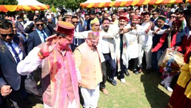 लोक गीतों की धुनों के बीच सीएम आवास में निखरे होली के रंग लोक गीतों की धुनों के बीच सीएम आवास में निखरे होली के रंग