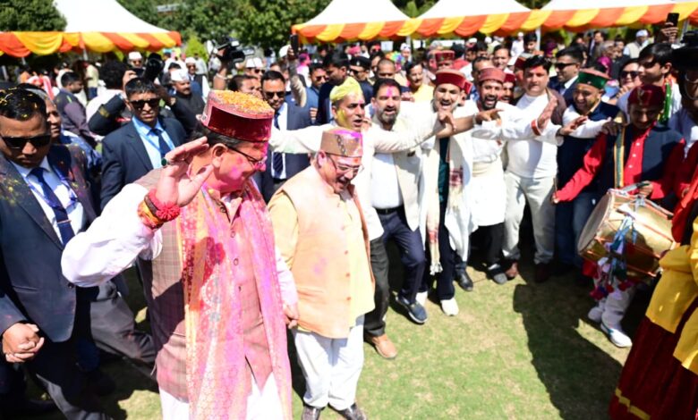 लोक गीतों की धुनों के बीच सीएम आवास में निखरे होली के रंग लोक गीतों की धुनों के बीच सीएम आवास में निखरे होली के रंग