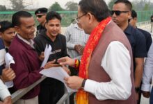 नगला तराई व हेलीपैड, लोहियाहेड में जनप्रतिनिधियों व जनता  से मुलाकात कर जनसमस्याएं सुनी