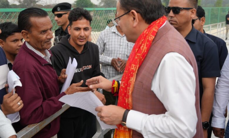 नगला तराई व हेलीपैड, लोहियाहेड में जनप्रतिनिधियों व जनता से मुलाकात कर जनसमस्याएं सुनी नगला तराई व हेलीपैड, लोहियाहेड में जनप्रतिनिधियों व जनता से मुलाकात कर जनसमस्याएं सुनी