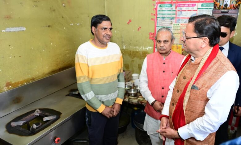मुख्यमंत्री धामी ने रेस्टोरेंट में पहुंच लिया गैस आपूर्ति का जायजा