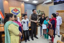 08 वर्षों से लापता पति; 02 दिव्यांग बेटियों सहित 05 बच्चों की जिम्मेदारी तले दबी मीना ठाकुर की पीड़ा हरने आया जिला प्रशासन; सीएसआर फंड से 01 लाख हस्तांतरण