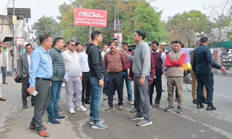 डीएम ने अधिकारियों के संग शहर में रोड कटिंग उपरांत मार्गों के रेस्टोरेशन कार्यों का व्यापक निरीक्षण किया
