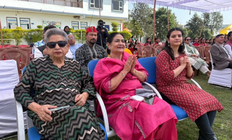 होलकर एजुकेशनल ट्रस्ट ने धूमधाम से मनाया होली उत्सव 