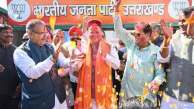 कैबिनेट मंत्री गणेश जोशी ने अबीर-गुलाल लगाकर दीं होली की शुभकामना कैबिनेट मंत्री गणेश जोशी ने अबीर-गुलाल लगाकर दीं होली की शुभकामना