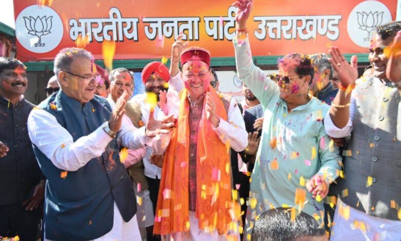 कैबिनेट मंत्री गणेश जोशी ने अबीर-गुलाल लगाकर दीं होली की शुभकामना कैबिनेट मंत्री गणेश जोशी ने अबीर-गुलाल लगाकर दीं होली की शुभकामना