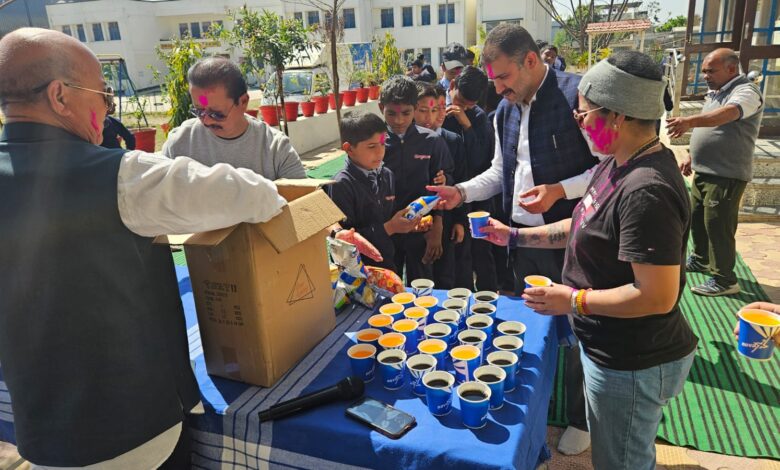 कांग्रेसजनों ने कौलागढ़ छात्रावास में बच्चों संग हर्षोल्लास से मनाई होली कांग्रेसजनों ने कौलागढ़ छात्रावास में बच्चों संग हर्षोल्लास से मनाई होली