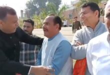 हरिद्वार में सीएम धामी के कार्यक्रम के दौरान उनका स्वागत करने से रोके जाने पर भाजपा नेता भड़के हरिद्वार में सीएम धामी के कार्यक्रम के दौरान उनका स्वागत करने से रोके जाने पर भाजपा नेता भड़के