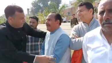 हरिद्वार में सीएम धामी के कार्यक्रम के दौरान उनका स्वागत करने से रोके जाने पर भाजपा नेता भड़के हरिद्वार में सीएम धामी के कार्यक्रम के दौरान उनका स्वागत करने से रोके जाने पर भाजपा नेता भड़के