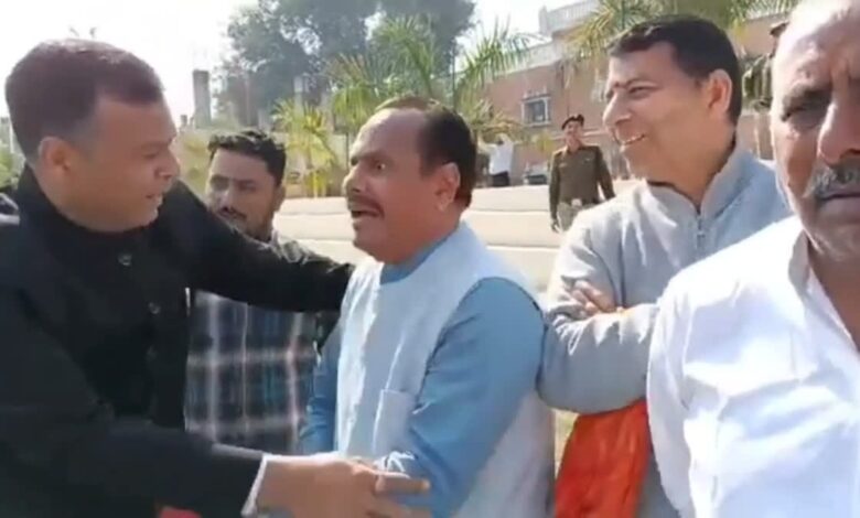 हरिद्वार में सीएम धामी के कार्यक्रम के दौरान उनका स्वागत करने से रोके जाने पर भाजपा नेता भड़के हरिद्वार में सीएम धामी के कार्यक्रम के दौरान उनका स्वागत करने से रोके जाने पर भाजपा नेता भड़के