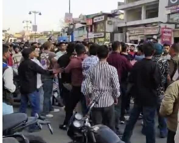 गुब्बारे मारने को लेकर दो पक्षों में जमकर हुई मारपीट गुब्बारे मारने को लेकर दो पक्षों में जमकर हुई मारपीट