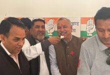 कांग्रेस पार्टी के वरिष्ठ कार्यकर्ता एवं अग्रणी राज्य आन्दोलनकारी, भारतीय रेडक्रास सोसायटी के कोषाध्यक्ष व समाजसेवी मोहन सिंह खत्री के जन्म दिन के अवसर पर कांग्रेस कार्यकर्ताओं ने केक काटकर दी जन्मदिन की बधाई 
