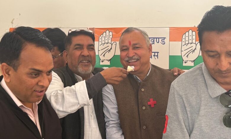 कांग्रेस पार्टी के वरिष्ठ कार्यकर्ता एवं अग्रणी राज्य आन्दोलनकारी, भारतीय रेडक्रास सोसायटी के कोषाध्यक्ष व समाजसेवी मोहन सिंह खत्री के जन्म दिन के अवसर पर कांग्रेस कार्यकर्ताओं ने केक काटकर दी जन्मदिन की बधाई 